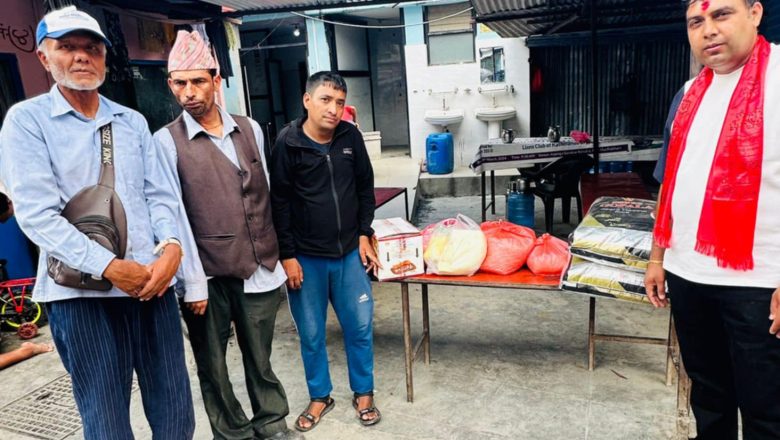 वैवाहिक वर्षगाँठको अवसरमा अपाङ्ग सरोकार केन्द्रलाई खाद्यान्न सहयोग