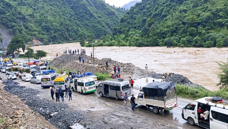 लगातार वर्षा संगै आयकाे बाढि र पहिराेमा परी देशै भरी सयाैंकाे ज्यान गयाै हजाराै बिस्तापित