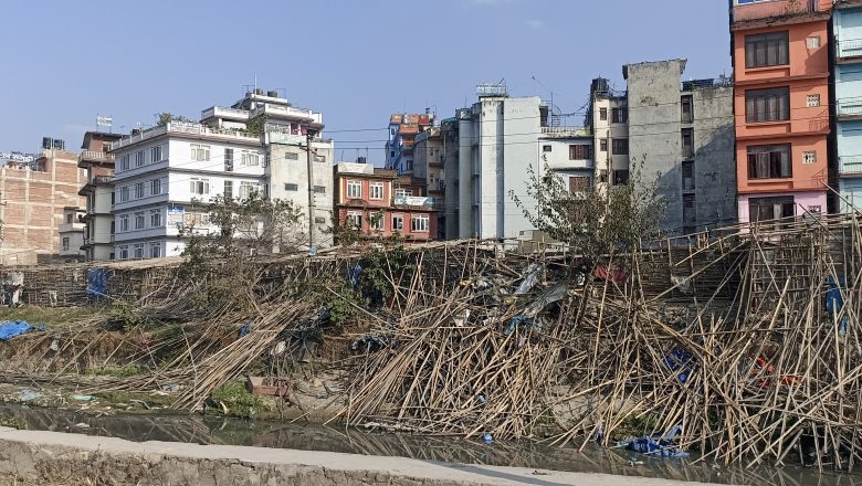 काठमाडौंकाे नयाँ बसपार्क,बिष्णुमति नदिकाे छेउमा रहेका पसलहरु आज देखि हटाईएकाे छ