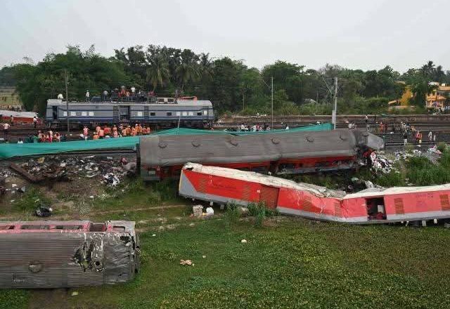 भारतमा रेल दुर्घटना हुदा कम्तिमा १३ जनाकाे मृत्यु भयकाे छ थप विवरण आउन बाकी