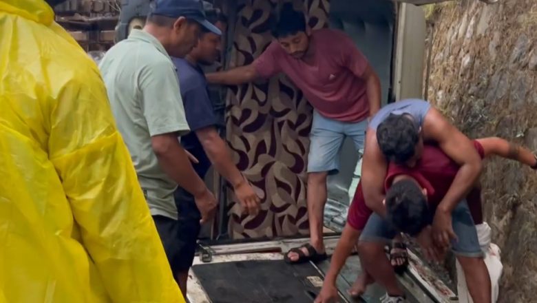 सुर्खेत भेरी पुल नजिकै टिप्पर र फाेर्स गाडि ठाेक्किए,दुर्घटनामा ५ जना घाइते