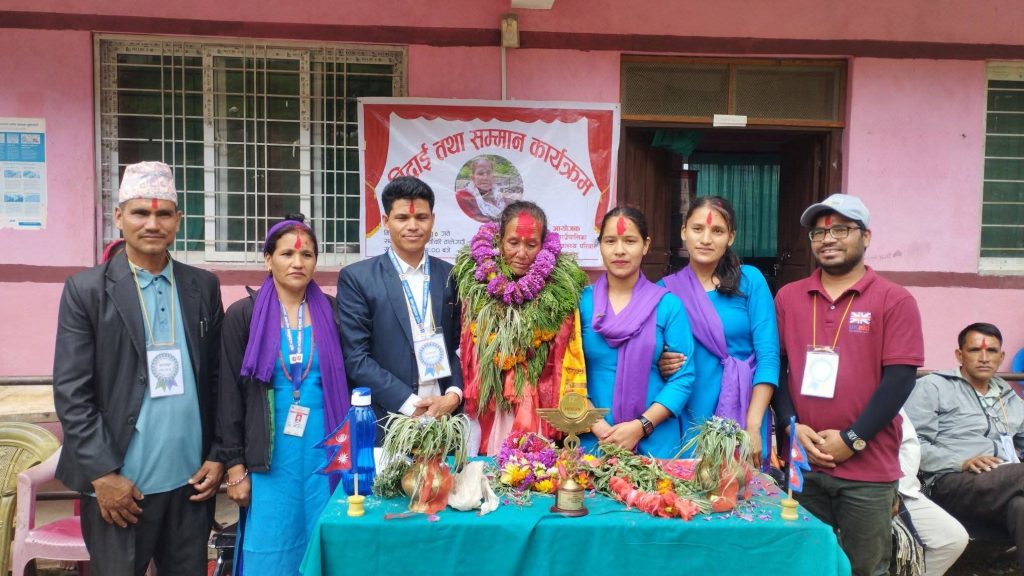 सेवा निर्वित सिअनमि सिंहलाई स्वास्थ्य चाैकि टालेगाँऊले सम्मान सहित बिदाई गरेकाे छ