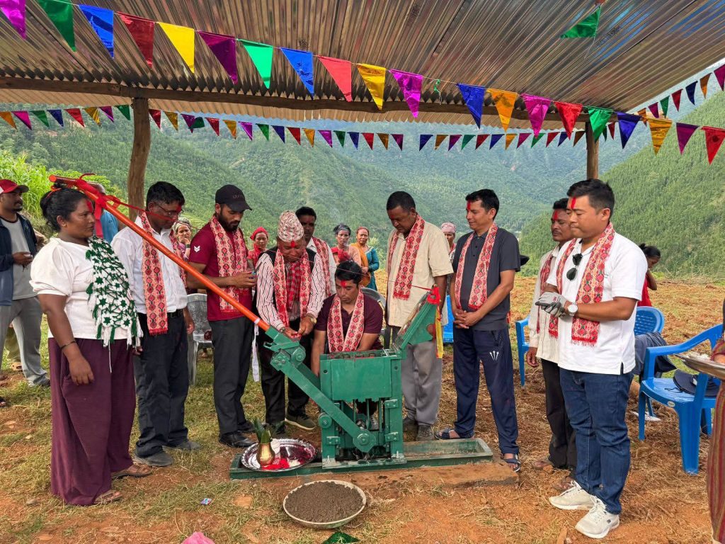 काेल्चाैर गाउमा निशुल्क वितरण गरियाे ईट्टा बनाउने इन्टरलग मेसिन