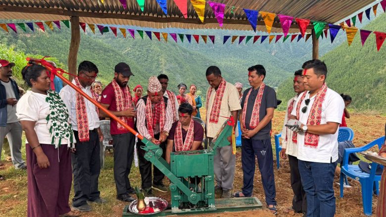 काेल्चाैर गाउमा निशुल्क वितरण गरियाे ईट्टा बनाउने इन्टरलग मेसिन