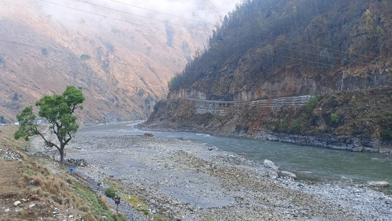 भेरी नदीमा टिपर खस्दा तीन जना बेपत्ता