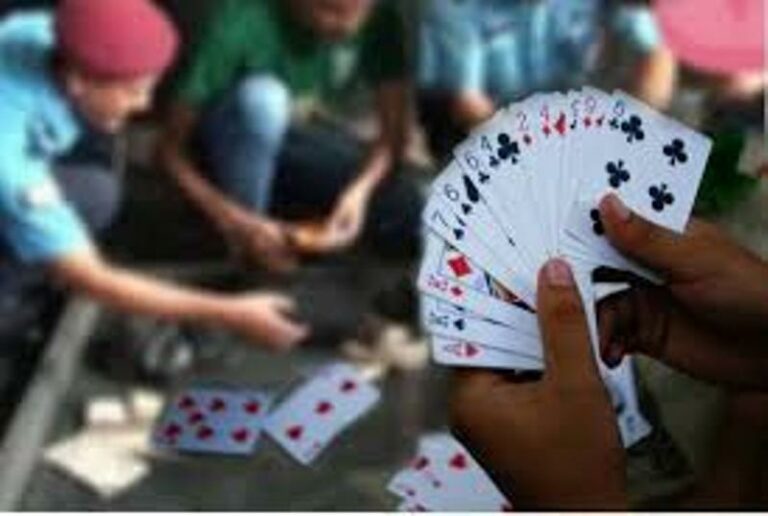 नेपालगञ्जका होटल तथा रेष्टुरेन्टमा प्रहरीकाे छापा ४५ जना प्रहरीको नियन्त्रणमा
