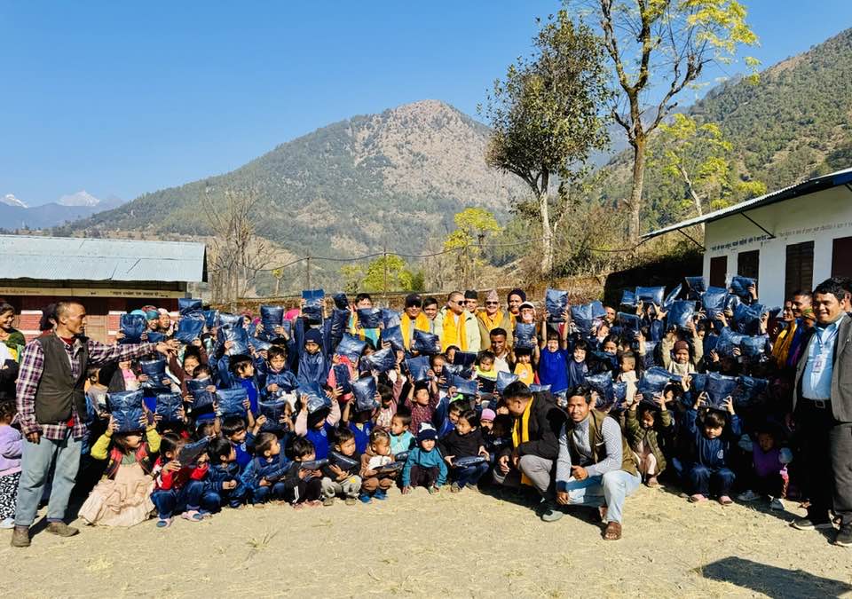 पाँचपोखरी थाङ्पाल गाउँपालिकाको श्री कुम्भेश्वरी आधारभूत विद्यालयका १६५ जना विद्यार्थीलाई न्यानो ट्रयाक सुट वितरण