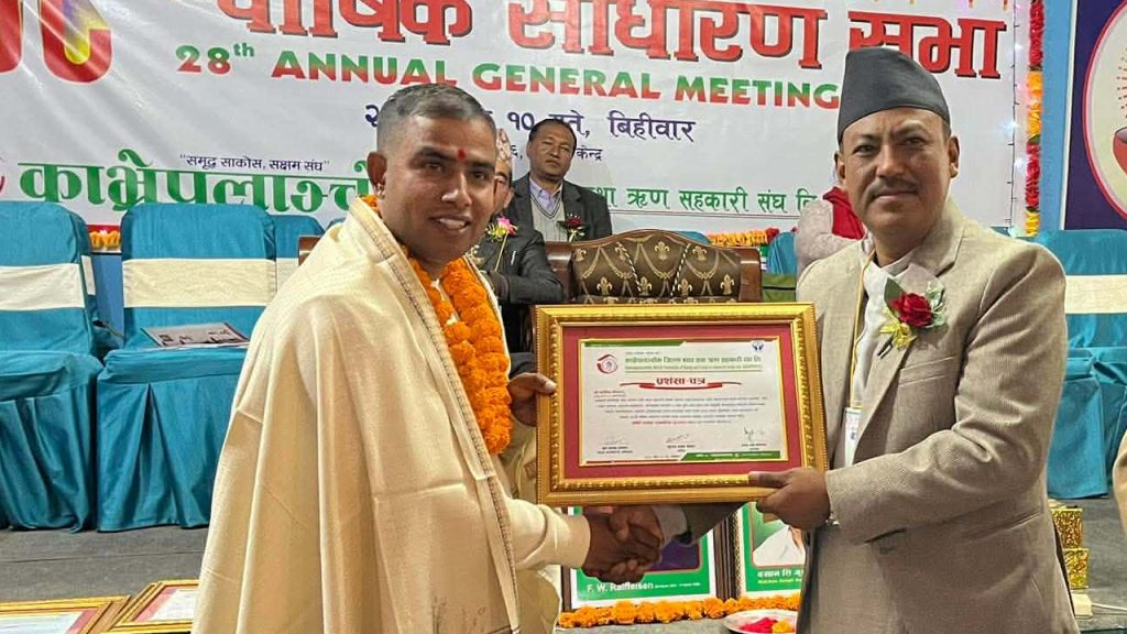 काभ्रेपलाञ्चोक जिल्ला बचत तथा ऋण सहकारी संघद्वारा युवा पत्रकार अरबिन्द्र गौतम नगदसहित सम्मानित