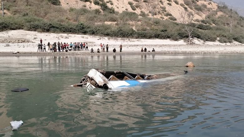 रामेछाप बस दुर्घटनामा १२ जनाकाे मृत्यु ८ जना घाइते