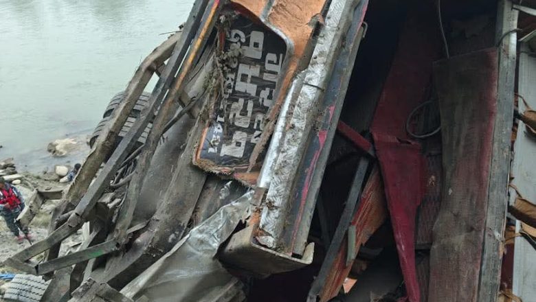 धादिङमा बस दुर्घटना १७ जनाकाे ज्यान गयाे, २४ जना घाइते