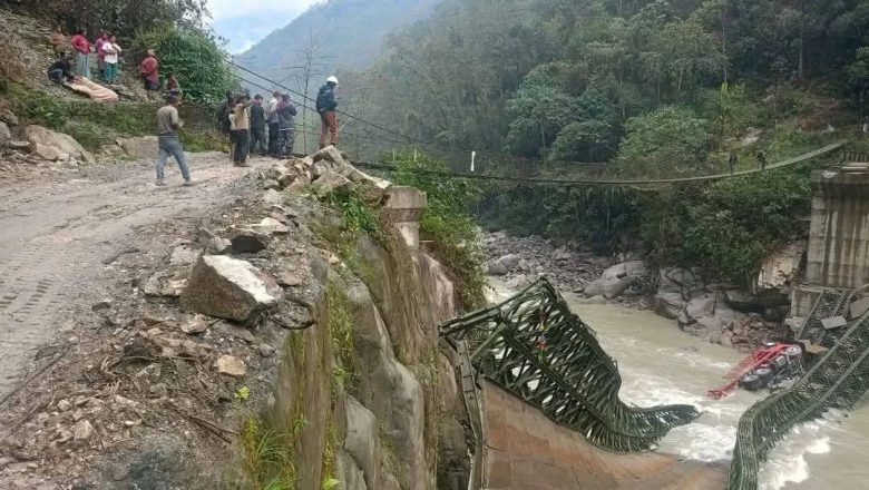 अरुण नदि माथिकाे बेलिब्रिज पुल भाँचियाे, एक टृक नदिमा खस्याे