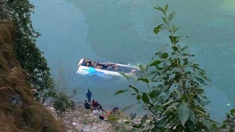 काठमाडौंबाट ओखलढुंगा जाँदै गरेको बस तामाकोशी नदीमा खस्यो ५ जनाकाे मृत्युु