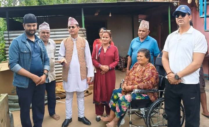 सांसद भरतप्रसाद पराजुली ह्विलचियर लिएर घरमै पुगेपछि बुद्धकुमारीको आँखामा फेरि पलायो बाँच्ने आशा