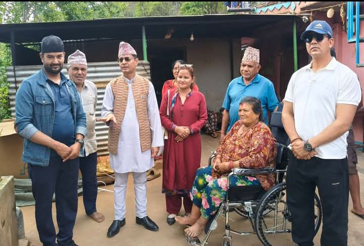 सांसद भरतप्रसाद पराजुली ह्विलचियर लिएर घरमै पुगेपछि बुद्धकुमारीको आँखामा फेरि पलायो बाँच्ने आशा