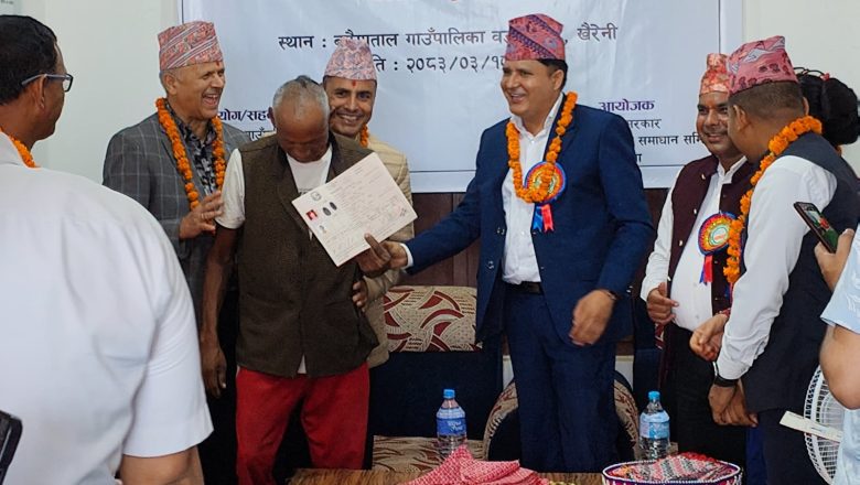 बर्दियामा भुमिहिन २९ घरधुरी सुकुम्बासीलाई लालपुर्जा वितरण