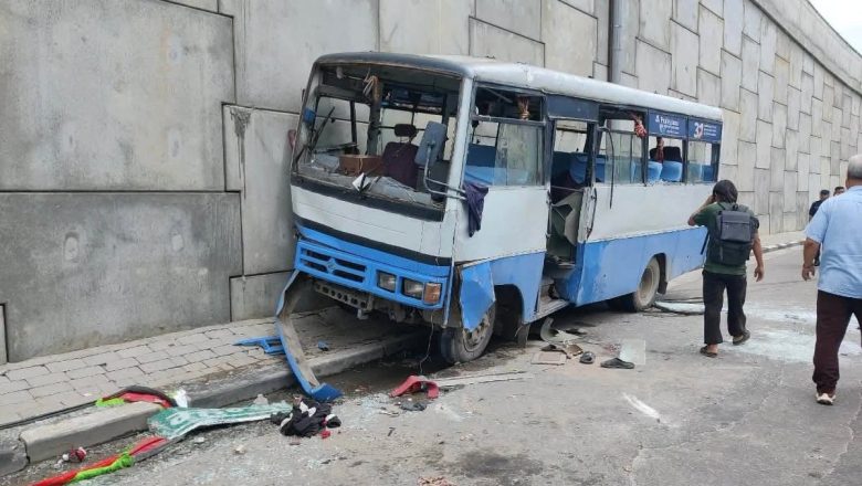 ललितपुरको ग्वार्कोमा बस दुर्घटना हुँदा एक जनाको मृत्यु, १९ जना घाइते